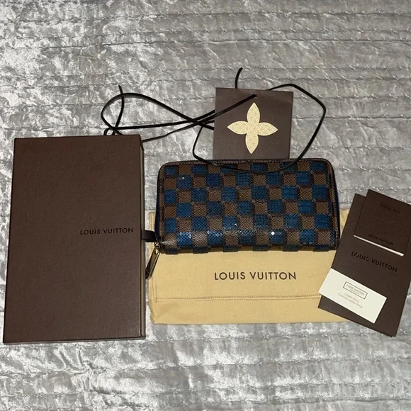 Louis Vuitton Damier Payette wallet excellent condition.. Size 7 1/2 x 4 inches - Picture 16 of 16